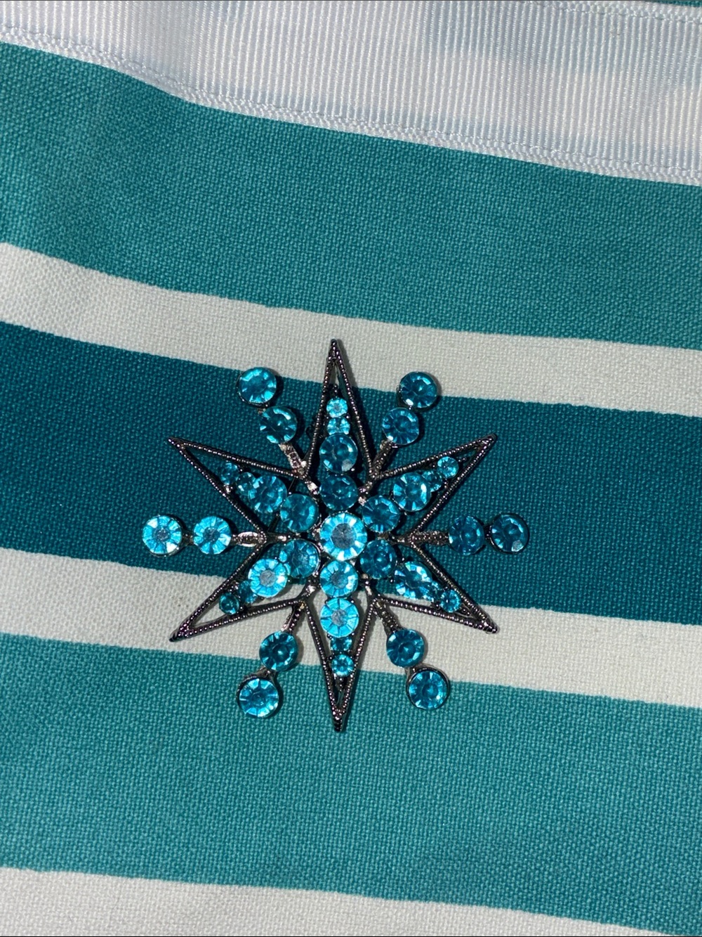 Turquoise/Blue Starburst Snowflake Brooch - silvertone